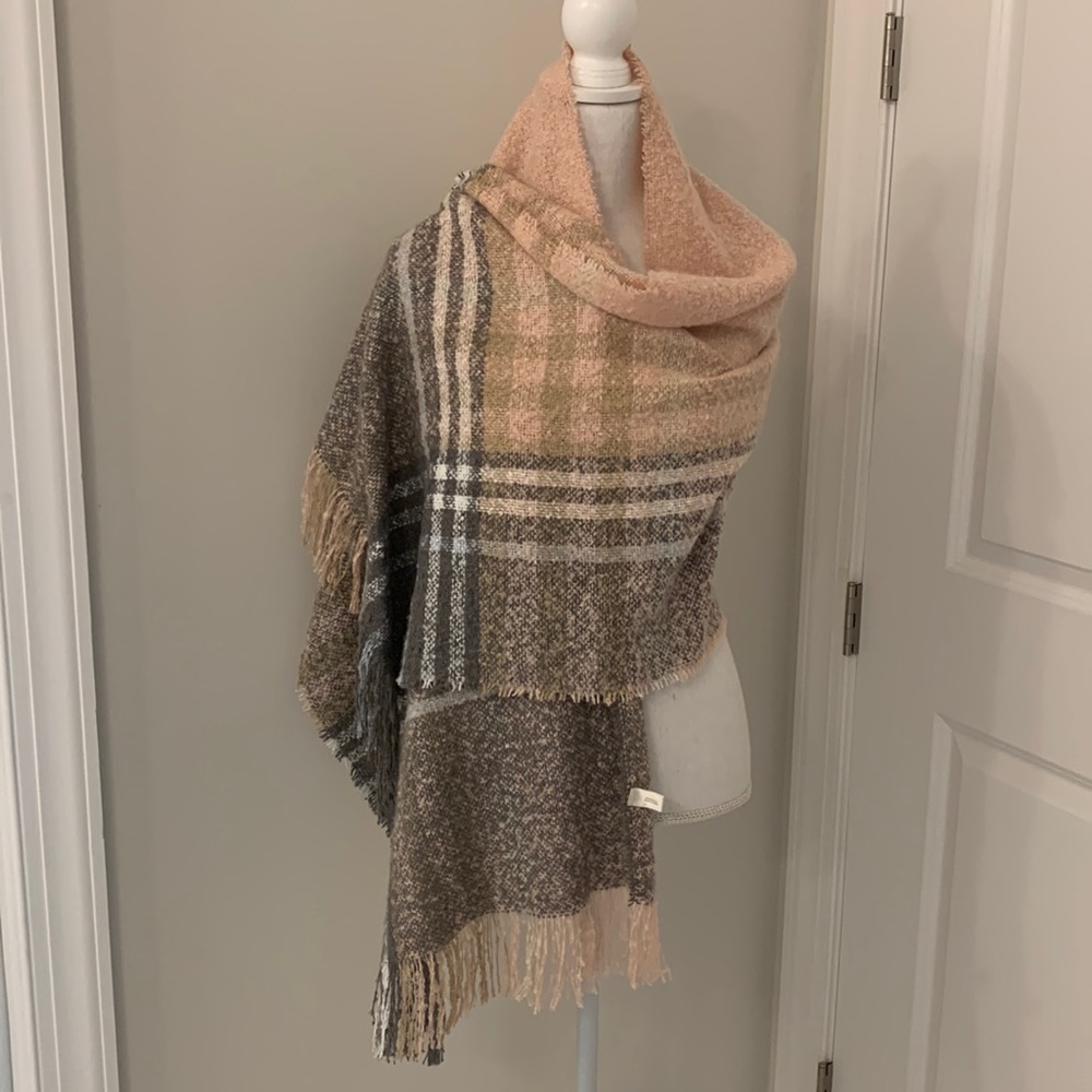 Chic Checkered Scarf in Peach and Gray